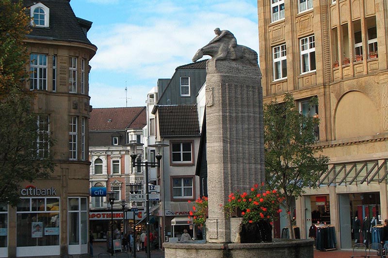 Altstadtmarkt mit Reiterbrunnen